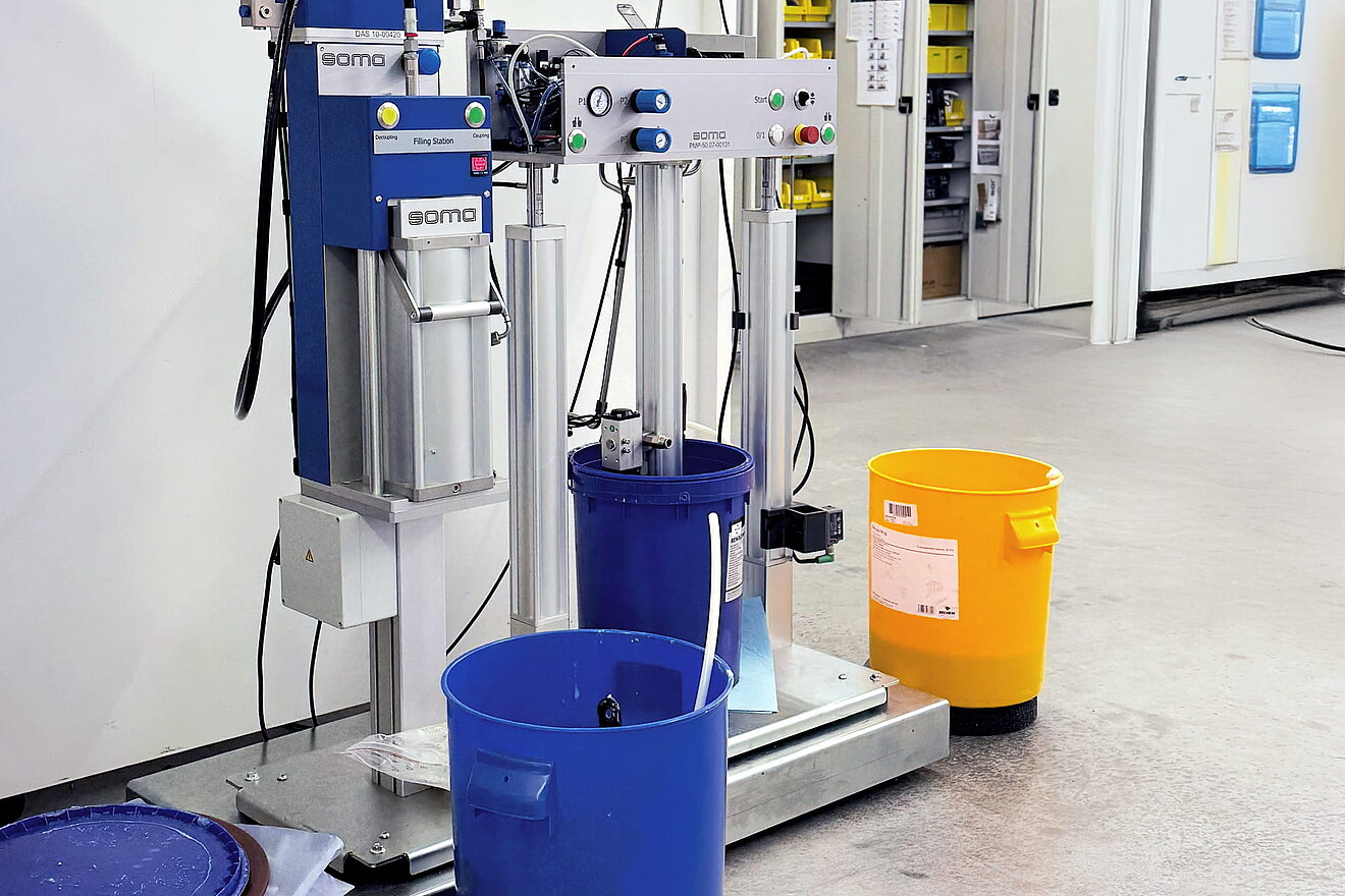 SOMA Dosiertechnik bietet die Entgasung von Schmierstoffen als Service an.